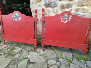 Dos cabeceros de madera maciza pintados