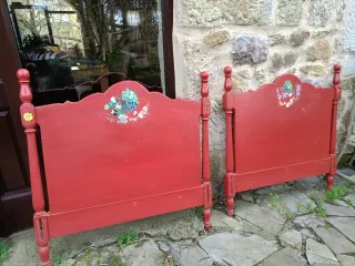 Dos cabeceros de madera maciza pintados