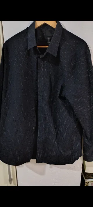 Camisa negra con lunares blancos