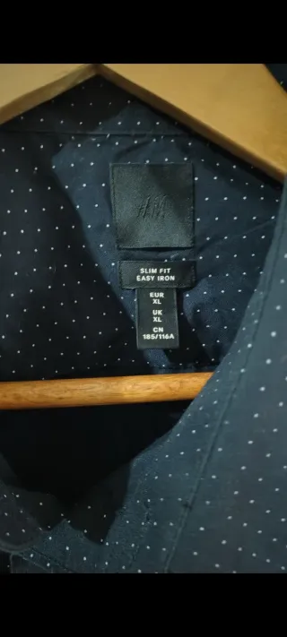 Camisa negra con lunares blancos