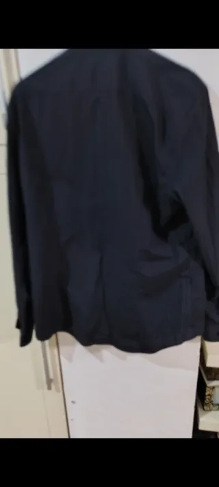 Camisa negra con lunares blancos