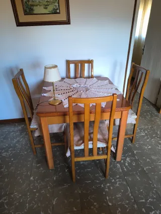 Mesa de comedor de madera
