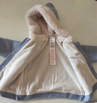 Conjunto bebé abrigo, blusa, pantalón y leotardo.