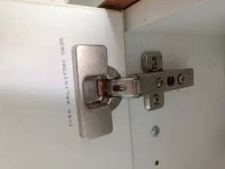 Mueble de cocina blanco con tiradores azules