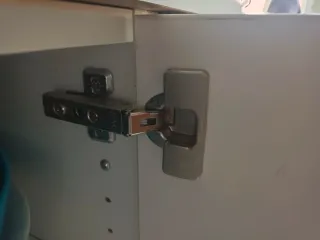 Mueble de cocina blanco con tiradores azules