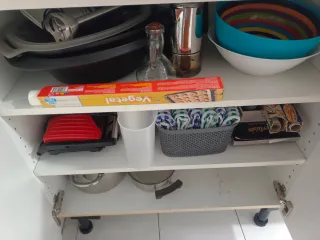 Mueble de cocina blanco con tiradores azules