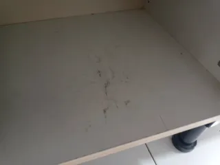 Mueble de cocina blanco con tiradores azules