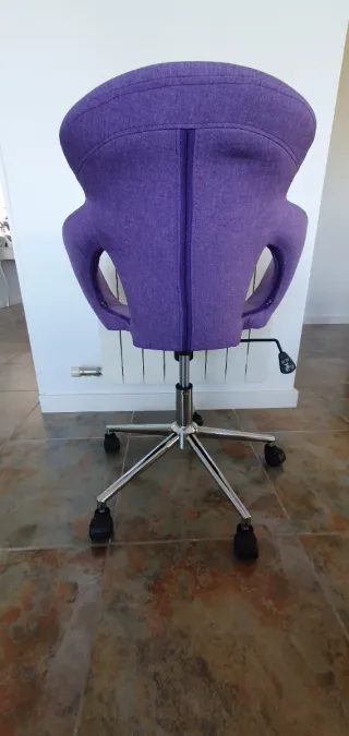 Silla de oficina morada con base metálica