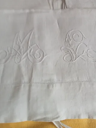 Sábana antigua de lino bordada.