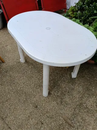 Tavolo ovale bianco per giardino