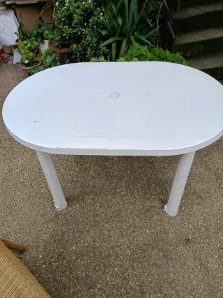 Tavolo ovale bianco per giardino