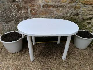 Mesa ovalada blanca para jardín