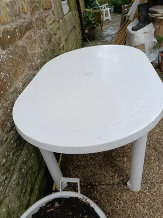 Mesa ovalada blanca para jardín