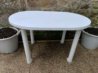 Mesa ovalada blanca para jardín
