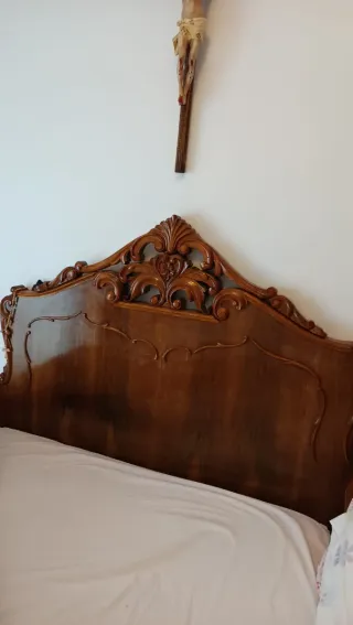 Cabecero de madera antiguo