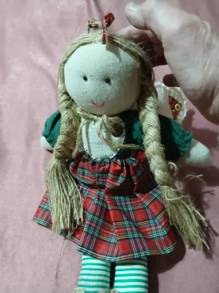 Bambola vintage in pezza con dettagli in spago