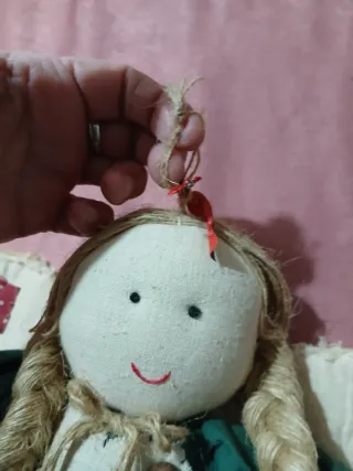 Bambola vintage in pezza con dettagli in spago