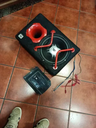 Subwoofer JBL GT Series con Amplificador