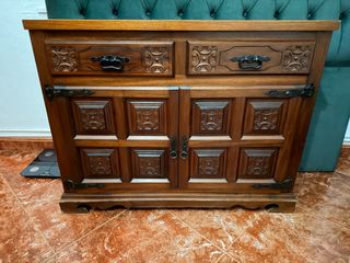 Aparador de madera con detalles tallados