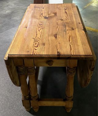 Espléndida mesa de madera maciza extensible