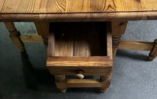 Espléndida mesa de madera maciza extensible