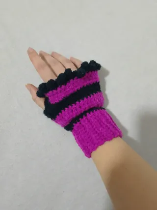 Guantes de crochet rosas y negros