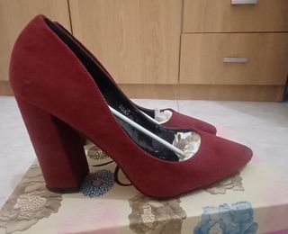 Zapatos de tacón rojos