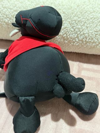 Peluche Toro Negro y Rojo