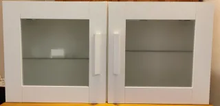 Armario blanco con puertas de cristal