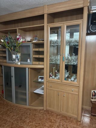 Mueble de comedor madera y cristal