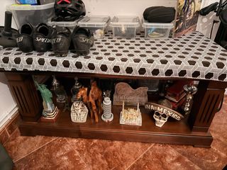 Mesa baja de madera con tapa de tela