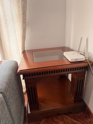 Mesa baja de madera con tapa de tela