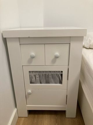 Mesita de noche infantil blanca.