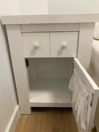 Mesita de noche infantil blanca.