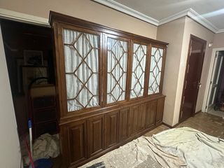 Vitrina de madera maciza con puertas de cristal