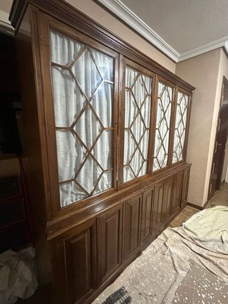Vitrina de madera maciza con puertas de cristal