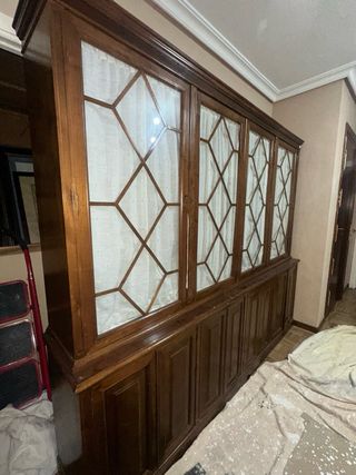 Vitrina de madera maciza con puertas de cristal