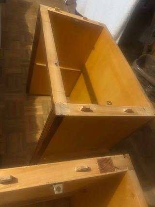 Vitrina de madera maciza con puertas de cristal