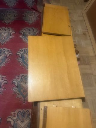 Vitrina de madera maciza con puertas de cristal