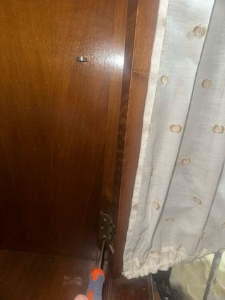 Vitrina de madera maciza con puertas de cristal