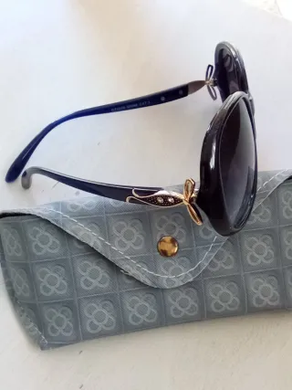 Gafas de sol negras con funda