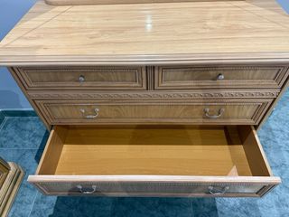 Cómoda de madera con espejo