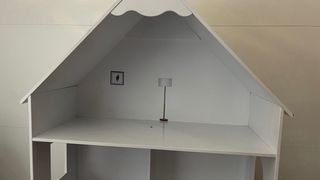 Casa de muñecas de madera blanca