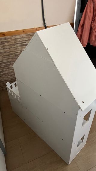 Casa de muñecas de madera blanca