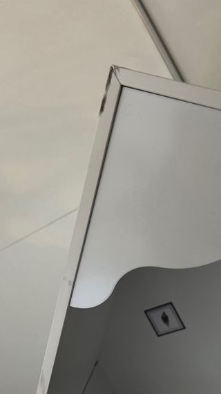 Casa de muñecas de madera blanca