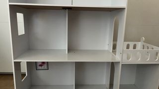 Casa de muñecas de madera blanca