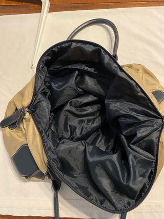 Bolso de viaje beige y azul