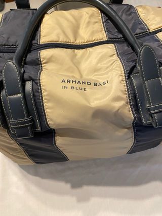 Bolso de viaje beige y azul