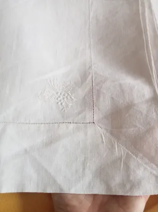 Sábana antigua de lino bordada