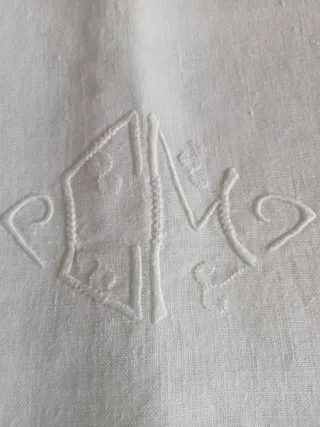 Sábana antigua de lino bordada